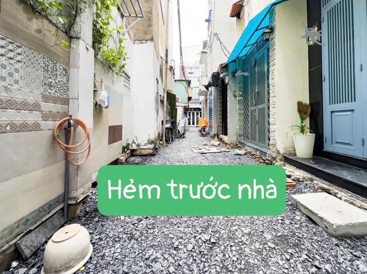 Hẻm trước nhà